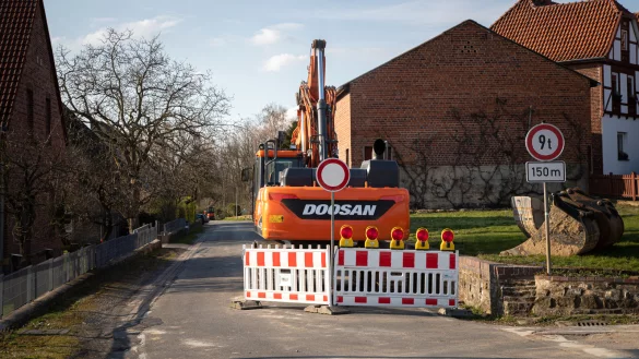 Im ersten Bauabschnitt wird die Hardisser Stra&szlig;e nach dem Einm&uuml;ndungsbereich des Dillewegs bis zum Br&uuml;ckenbauwerk &bdquo;Oetternbachbr&uuml;cke" voll gesperrt. - &copy; Torben Gocke