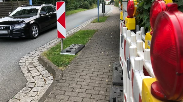 Die Schilder f&uuml;r die am Montag beginnende Baustelle an der Kirchheider Ortsdurchfahrt stehen schon. - &copy; Till Brand