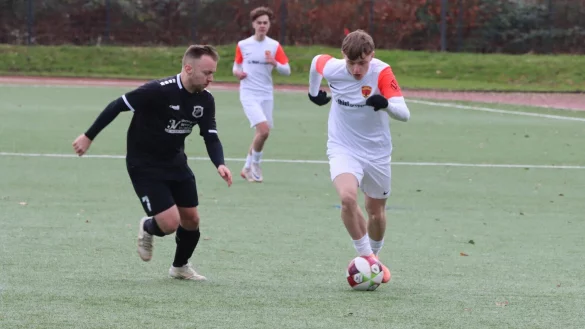 Bastian Rudkoski vom Post-TSV Detmold II zieht an Pivitsheides Nico Zimmermann vorbei. - © Sebastian Lucas