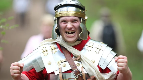 Entdecke den R&ouml;mer in dir: Eine Kost&uuml;mierung kann &ndash; wie bei diesem Hermannsl&auml;ufer &ndash; auf den 31,1 Kilometern durch den Teuto zus&auml;tzliche Kr&auml;fte freisetzen. Deb&uuml;tanten sei dennoch eine herk&ouml;mmliche Laufkleidung empfohlen. - &copy; Reimar Ott