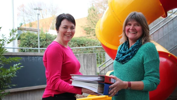 &Uuml;bergabe: Nathalie Janzen (links) &uuml;bernimmt von Ilona Kreiling eine gut funktionierende Einrichtung. - &copy; Marlen Grote