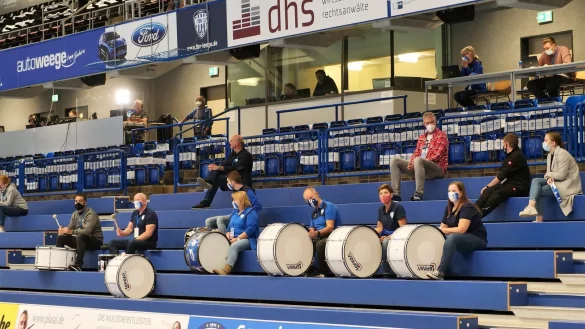 Gemeinsam.Stark. So trommelten die Gesch&auml;ftsstellen-Mitarbeiter um TBV-Gesch&auml;ftsf&uuml;hrer Ulrich Kaltenborn (Zweiter von links) den TBV gegen TuSEM Essen nach vorn. - &copy; J&ouml;rg Hagemann