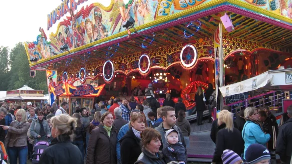 Ein Klassiker: Die Berg- und Talbahn "Musik-Express" ist ein fester Bestandteil von Reinholdi. W&auml;hrend der rasanten Fahrt sind die neuesten Hits zu h&ouml;ren. 
- &copy; Archiv