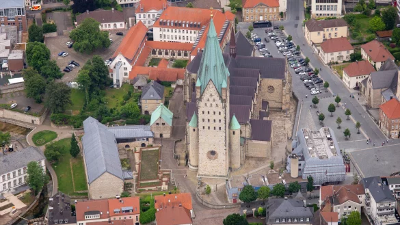 Das Hinweisschild wird in der Krypta des Doms aufgestellt. - &copy; Niklas T&uuml;ns