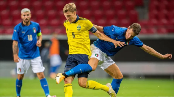 SCP-Neuzugang Svante Ingelsson (vorne l.), der hier gegen Andrea Pinamonti den Ball behauptet, feierte mit Schwedens U 21 zuletzt einen 3:0-Erfolg gegen Italien. - &copy; imago images/Bildbyran