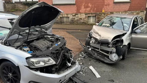 Die zwei Autos sind zusammengestoßen. - © Feuerwehr Extertal