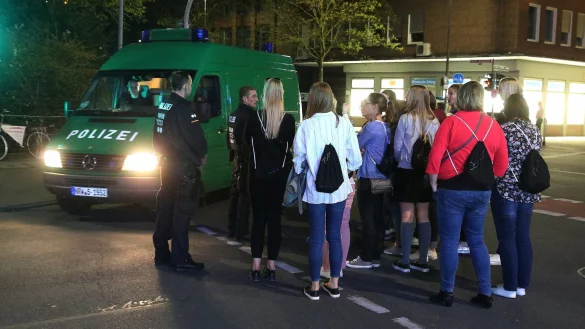 Polizisten sprechen mit Anwohnern - &copy; Foto: David Young