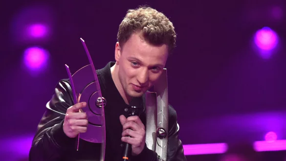 Joris hat viel zu tragen. - &copy; Foto: Jens Kalaene