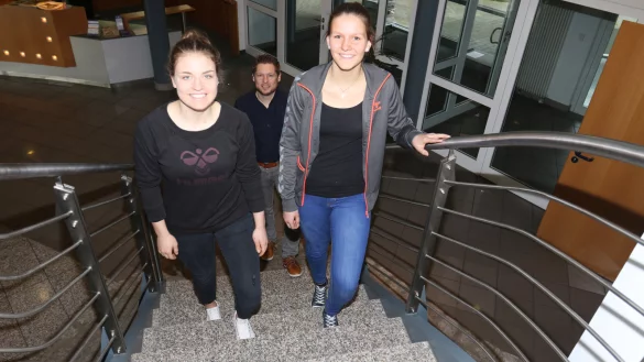 Künftig Mitglied des Bundesliga-Teams: Nele Franz (links) und Munia Smits, begleitet von HSG-Geschäftsführer Torben Kietsch. - © Oliver König