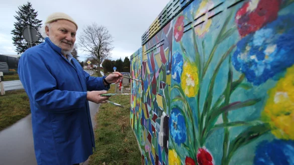 Der Telekom-Kasten am westlichen Ortseingang von Humfeld ist wieder so bunt wie am Anfang. K&uuml;nstler H-Punkt-Schmidt alias Helmut Schmidt hat die Farben aufgefrischt. - &copy; Jens Rademacher