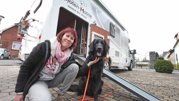 Startklar: Carola Picklaps testet mit ihrem Hovawart Kabou, ob auch alles im Wohnmobil am rechten Platz ist oder ob es noch weitere sinnvolle Erg&auml;nzungen gibt. Die D&ouml;rentruperin ist die einzige im Kreis Lippe, die die Dog-Liner verleiht. - &copy; Vera Gerstendorf-Welle