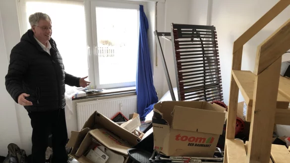 Hans Wehmeier, Vorsitzender von &bdquo;Haus & Grund&ldquo; in Bad Salzuflen, in einem der Zimmer der Erdgeschosswohnung in Sch&ouml;tmar. Wie Menschen hier leben konnten, ist kaum vorstellbar. Fotos: Thomas Reineke - &copy; Thomas Reineke