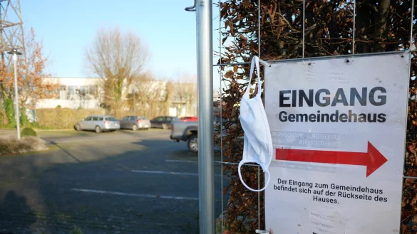 Nach einem Beschluss des Stadtrats will die Verwaltung nun pr&uuml;fen, ob auf weiteren gro&szlig;en Parkpl&auml;tzen im Stadtgebiet auch eine Maskenpflicht eingef&uuml;hrt werden kann. Vor allem Fl&auml;chen von Kirchengemeinden k&ouml;nnte dies betreffen. - &copy; Till Sadlowski