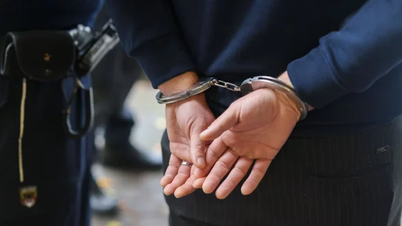 In NRW sind Tausende Haftbefehle offen, in OWL werden mehrere Hundert Menschen mit Haftbefehl gesucht. - © Christoph Reichwein/dpa