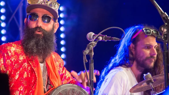 Versorgen Detmold mit den passenden Beats: die Drummer Pav Mav (links) und Pablo Dominguez von &bdquo;The Turbans".&nbsp; - &copy; Raphael Bartling