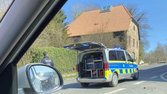 Die Hamelner Stra&szlig;e zwischen Lemgo und D&ouml;rentrup wurde kurzzeitig gesperrt. - &copy; Axel B&uuml;rger