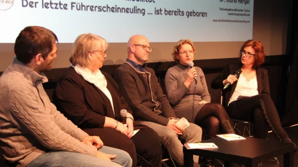 Wie wird die neue mobile Welt in Lippe ankommen? – Das ist nur eine der Fragen, die LZ-Printchefin Silke Buhrmester (rechts) mit (von rechts) Karin Hake, Projektmanagerin der Stadtverkehr Detmold, Detlef Wehrmann von der Stabsstelle Mobilität der Stadt Detmold, Christel Schlingmann, Teamleiterin bei der OWL Verkehr, und Innovationsexperte Dr. Mario Herger im Hangar 21 diskutiert. - © Marianne Schwarzer