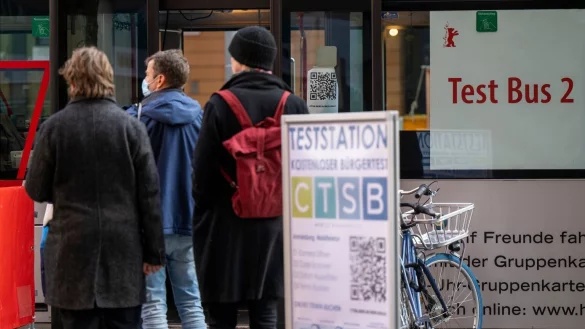 Corona-Test-Bus - &copy; Foto: Monika Skolimowska/dpa-Zentralbild/dpa