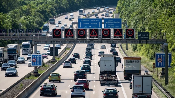 Autos - &copy; Foto: Fabian Sommer/dpa