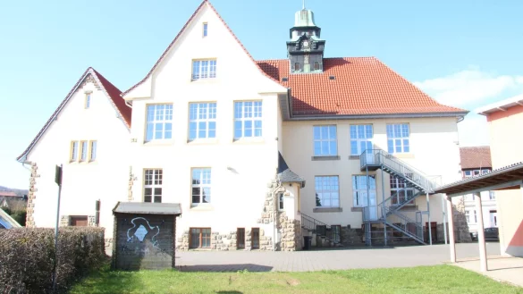 Die Turmschule an der Leopoldstaler Straße wird für die Offene Ganztagsgrundschule umgebaut. - © Cordula Gröne