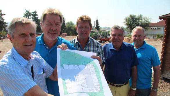 Horst Selbach, Bodo Lorenz, Joachim Weege, Klaus Wehrmann und Andreas Hagemann (von links) sind allesamt Liebhaber alter Autos. Jetzt treten sie als Investoren auf und bauen einen Oldtimerpark an der Herforder Straße. - © Foto: Brand