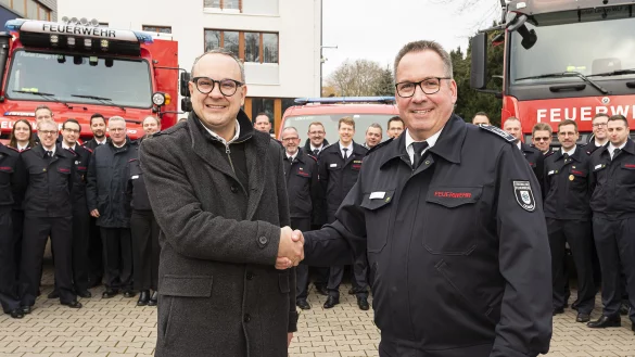 Bürgermeister Markus Baier (links) übergibt die neuen Fahrzeuge an Lars-Uwe Brede, Leiter der Feuerwehr Lemgo. - © Feuerwehr Lemgo