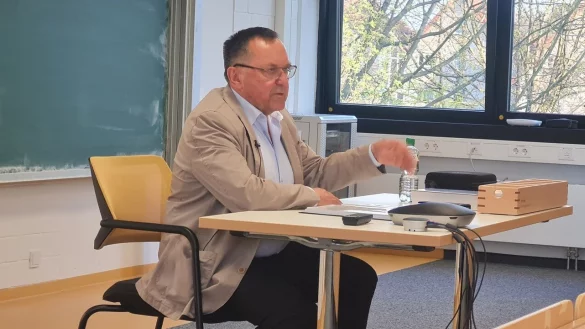 Generalleutnant Richard Johann Ro&szlig;manith von der Gesellschaft f&uuml;r Sicherheitspolitik ordnet im H&ouml;rsaal der Technischen Hochschule den Krieg in der Ukraine milit&auml;risch ein. - &copy; Marianne Schwarzer