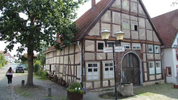 Schon bald soll das Fachwerkhaus an der Kuhstra&szlig;e 32 von au&szlig;en wieder zum Schmuckst&uuml;ck werden. Erbaut wurde es nach 1740 von der Familie Sauerl&auml;nder. - &copy; Seda Hagemann