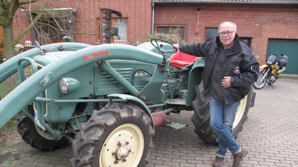 Faible für alte Schätzchen: Wolfgang Lehrke fühlt sich auf dem Land wohl, Traktorfahren kann er auch. Seine BMW ist aber sein eigentlicher Schatz. Als Rentner hat er ein altes Hobby wiederbelebt. - © Axel Bürger