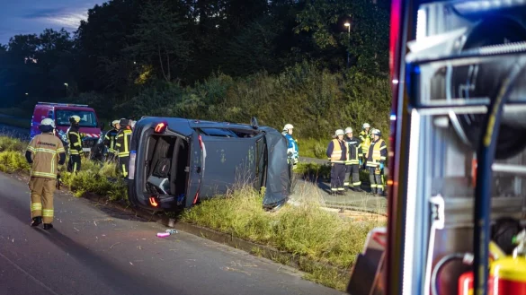 Der junge Bielefelder landete mit seinem Auto auf der Seite. Er konnte sich nicht selbstst&auml;ndig aus seinem Golf befreien. - &copy; Freitag-TV