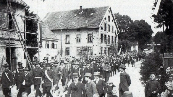 Die Dorfschaft Oerlinghausen vor etwa einem Jahrhundert. Der Marsch der Schützen führte an der Apotheke (r.) vorbei auf die Hauptstraße. Ab 1926 zogen sie durch die Stadt Oerlinghausen. Repro: Horst Biere/Quelle: Stadtarchiv - © Repro: Horst Biere/Quelle: Stadtarchiv