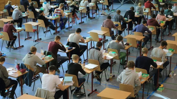 Sch&uuml;ler bei den Abiturpr&uuml;fungen - &copy; Foto: Jens Wolf