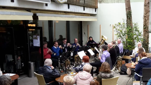 Willi Budde (links) begrüßt mit seiner Bläser-Kombo Brass Unlimited bereits zum 35. Mal im "Paraplü" den Mai. - © Ulf Weick