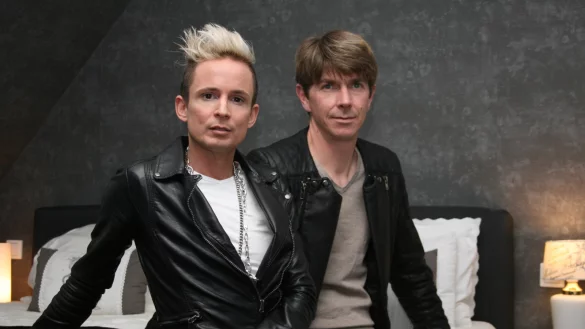 Sch&ouml;ner Wohnen in Waddenhausen: F&uuml;r Chris Kappelmann (vorne) und seinen Partner Stefan Knies ist der Traum vom Eigenheim wahr geworden. Die Umbauarbeiten werden vom Fernsehsender VOX begleitet. FOTO: CASTRUP - &copy; Sandra Castrup