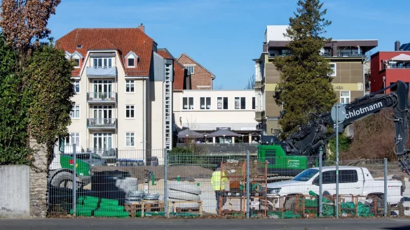 Der geplante Pocket-Park an der Leopoldstraße lässt doch noch auf sich warten. Zunächst wird auf dem Grundstück ein neues Mehrfamilienhaus gebaut. - © Archivfoto: Raphael Bartling