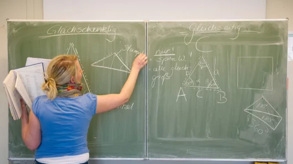 &Uuml;berstunden an Schulen: Nur f&uuml;r zus&auml;tzliche Unterrichtst&auml;tigkeit gibt es Mehrarbeitsverg&uuml;tung. Sie wird offenbar teilweise zu Unrecht kassiert, sagt der Landesrechnungshof. - &copy; dpa