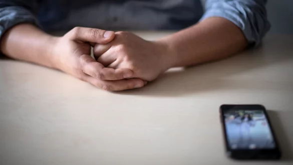 Momo auf Handy - &copy; Foto: Sina Schuldt/dpa