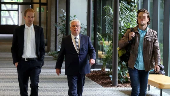 Der angeklagte Polizist (rechts) erscheint mit seinen Anw&auml;lten vor Gericht. - &copy; Wolfgang Rudolf