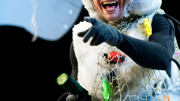 Solo f&uuml;r Adrian Thomser: Der Schauspieler ist als Jeda zu erleben. - &copy; Landestheater/Klein