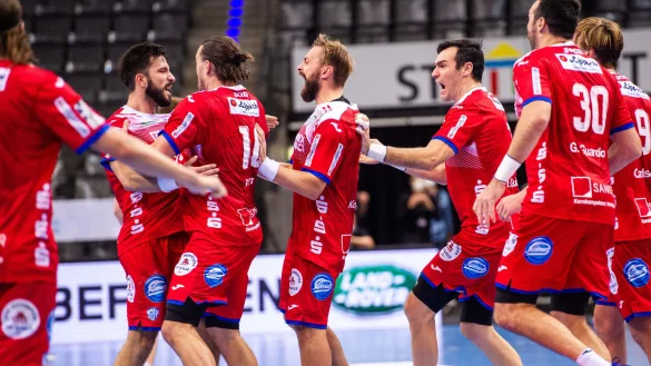 Jubel nach Ausgleichstreffer: Marcel Timm und Andrej Kogut sind die ersten Gratulanten f&uuml;r Tim Suton (links) nach seinem sp&auml;ten Ausgleichstreffer.
Foto &copy; PIX-Sportfotos - &copy; PIX-Sportfotos /Sandy Dinkelacker