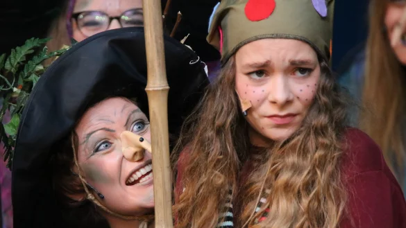 Die Oberhexen sind nicht mit den Künsten der kleinen Hexe (Rebekka Bauer, rechts) einverstanden. - © Guntmar Wolff