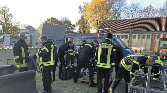 Die Feuerwehr hilft beim bef&uuml;llen der Sands&auml;cke. - &copy; Die Stadt Lage