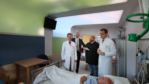 Willy Eickmeier, zurzeit Patient in Lemgo, mag die an lippischen Laubwald erinnernde Illumination der Decke am liebsten, verrät er (von links) Dr. Christoph Friedrich, Dr. Johannes Hütte, Jan Opel, der die Motivauswahl per Tablet steuern kann und Prof. Dr. Christoph Redecker. - © Bernhard Preuß