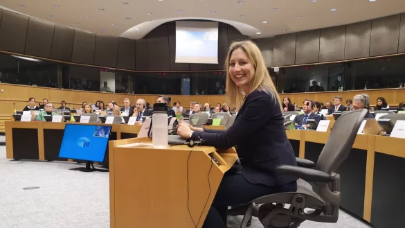 Letzter Termin an einem bewegten Tag: Verena Mertens aus dem Kreis Paderborn w&auml;hrend einer Ausschusssitzung im EU-Parlament in Br&uuml;ssel. - &copy; Alexander Gra&szlig;hoff