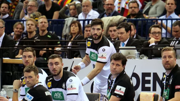 Bereit f&uuml;r den n&auml;chsten DHB-Einsatz: Tim Suton (Mitte) freut sich mit (von links) Hendrik Pekeler, Bundestrainer Christian Prokop, Jannik Kohlbacher, Co-Trainer Alexander Haase und Oliver Roggisch auf das L&auml;nderspiel gegen die Schweiz in D&uuml;sseldorf. - &copy; J&ouml;rg Hagemann
