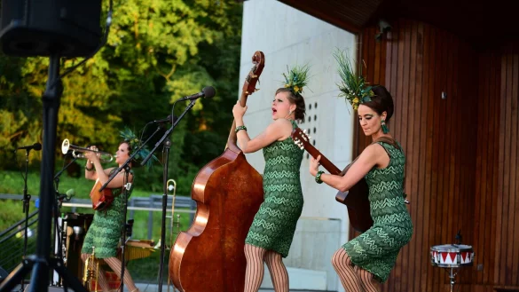 Zwei von drei: Jule Balandat (links) und Tina Werzinger auf der B&uuml;hne der Konzertmuschel im Kurpark. - &copy; Nicole Ellebrake