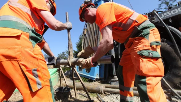 Daniel D&auml;mgen (links) und Thomas Kopka bei der Arbeit an dem Bohrer. - &copy; Vera Gerstendorf-Welle