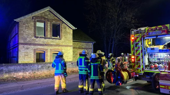 Vor dem Einsatzort steht das L&ouml;schfahrzeug der hauptamtlichen Kr&auml;fte der Freiwilligen Feuerwehr Bad Salzuflen. - &copy; Daniel Hobein / Feuerwehr Bad Salzuflen