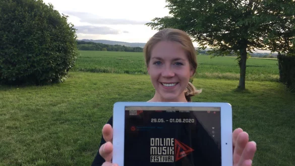 Julia W&auml;ltz zeigt auf ihrem Tablet, wie Festival-von-zu-Hause geht. - &copy; Julia W&auml;ltz