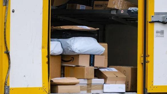 Wegen des Warnstreiks wird es heute in ganz OWL zu Verzögerungen bei der Zustellung von Paketen kommen. - © IMAGO/Michael Gstettenbauer